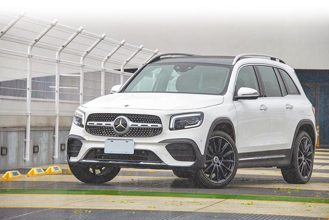 Mercedes-Benz GLB 250七人座外观採用AMG Line跑车化套件，显得格外时尚有型，售价256万元起。（陈大任摄）