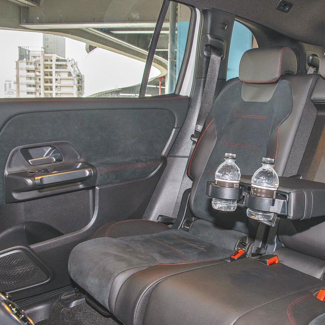 第二排座椅可前后滑移140mm。（陈大任摄）