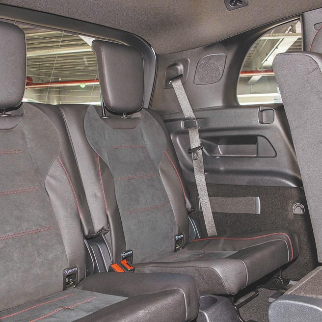 第三排座椅较适合青少年乘坐。（陈大任摄）