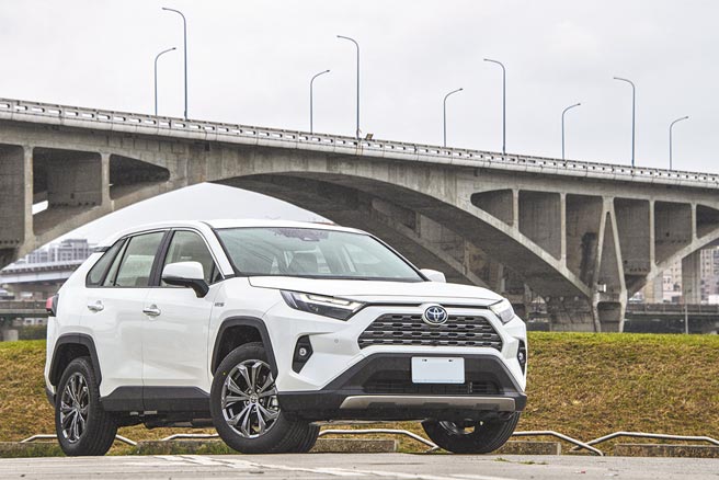 2022年式TOYOTA RAV4 2.5L HYBRID旗舰版，採用高辨识度的新款LED Bi-Beam头灯组，售价120万元 。（陈大任摄）