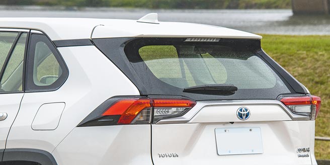 足踢感应式电动尾门、LED尾灯。（陈大任摄）