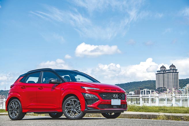 HYUNDAI KONA N Line独有专属黑色网格水箱护罩、N Line铭板、N Line蜂巢进气坝与前保杆垂直进气帘，视觉效果更锐利，22年式售价102.9万元。（陈大任摄）