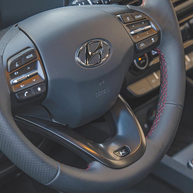 跑车方向盘有「N」字样。（陈大任摄）