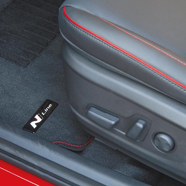 HYUNDAI KONA N Line跑车化地垫。（陈大任摄）