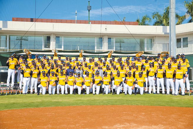 中信兄弟队昨天新春团拜后，全体队职员在场内合照。（黄世麒摄）