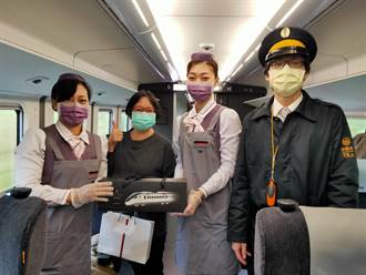 台鐵「騰雲座艙」第1萬名乘客出現 獲贈EMU3000紀念酒