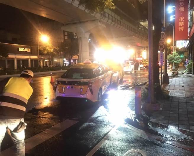 台中市7日晚上10時50分許，在西屯區文心路三段與西屯路二段口，發生一起計程車與自小客車碰撞交通事故。（民眾提供／盧金足台中傳真）