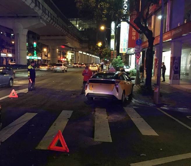 自小車遭碰撞後衝上人行道，造成消防栓斷裂漏水，幸好未波及周遭其他人車。（民眾提供／盧金足台中傳真）