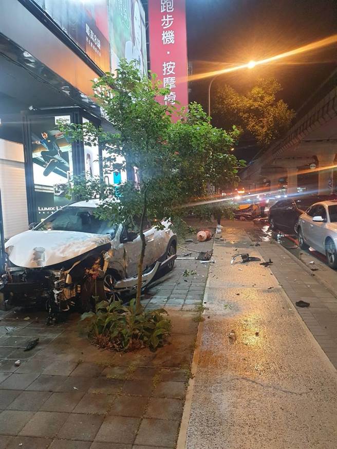 台中市7日晚上10時50分許，在西屯區文心路三段與西屯路二段口，發生一起計程車與自小客車碰撞交通事故。（民眾提供／盧金足台中傳真）