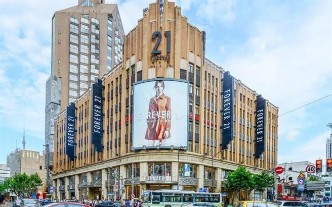 在上海南京路红极一时的Forever21旗舰店曾经是当地的地标。（图／网路）