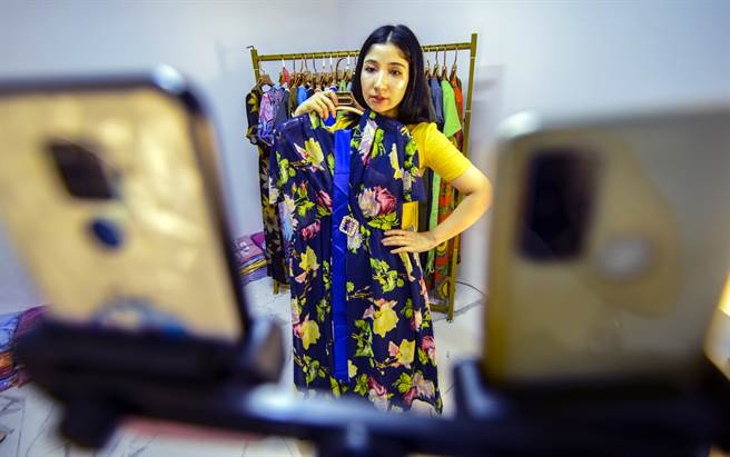 近几年中国大陆网路商业快速发展，最流行且效率最佳的购物方式是「工厂直供」与「直播带货」，这种直销体系对消费者需求的反应时间更短，更能掌握消费者的购物衝动。（图／中新社）