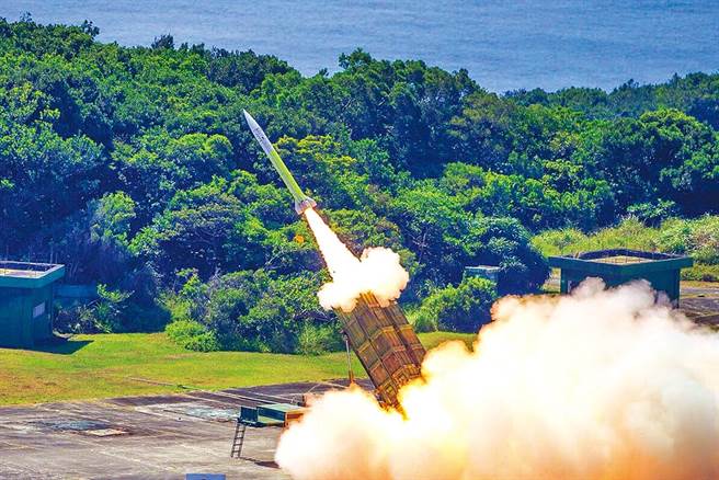 空軍防空部隊在九鵬基地實施愛國者飛彈實彈射擊的畫面。（軍聞社）
