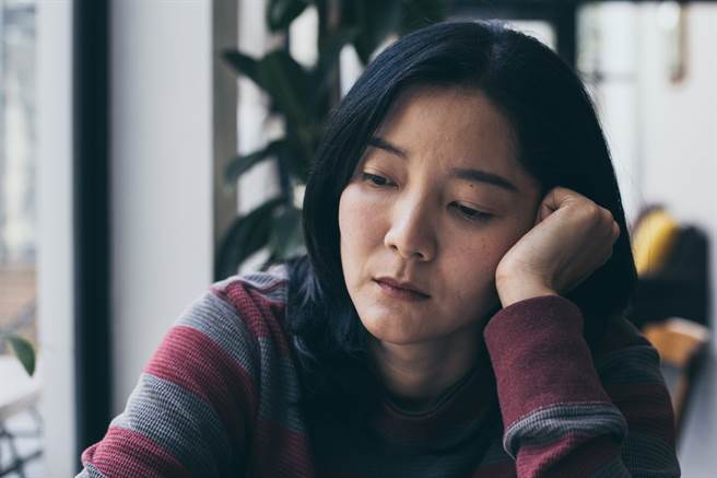 女网友的大姑早年结婚时决定当「顶客族」，今年过年婆婆突然对她说大姑近年花光积蓄偷偷做试管婴儿失败，希望她将最小儿子过继给大姑，她断然拒绝。（示意图/Shutterstock提供）