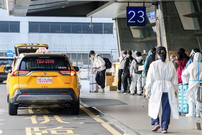 指揮中心昨宣布有3例境外個案改判本土，中華民國防疫學會理事長王任賢指出，防疫旅館已經關不住病毒。圖為民眾入境後當計程車前往防疫旅館（資料照 陳麒全攝）