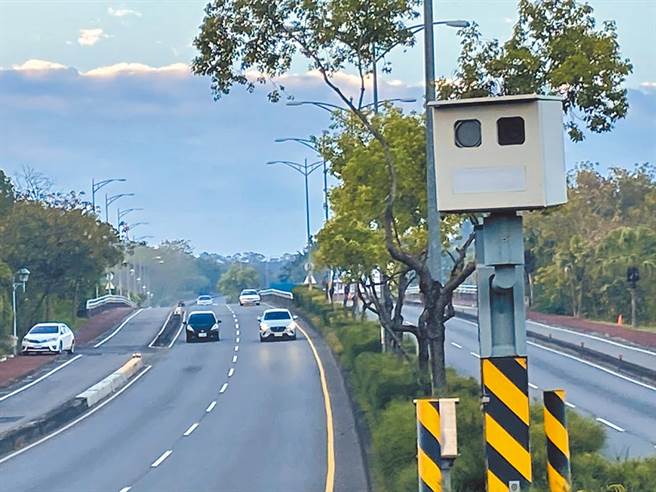 許多路段為了讓行車駕駛減速慢行，都會設置測速照相桿。（圖／資料照）