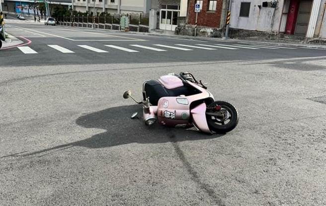 网友遭闯红灯骑士撞倒地，1名阿伯慌张上前关心，还想移动机车，劝他别报警、赔钱就好，他则坚持要等警方到，没想到阿伯说「啊又不是我撞的，我只是路过」。（翻摄自脸书「爆怨公社」）