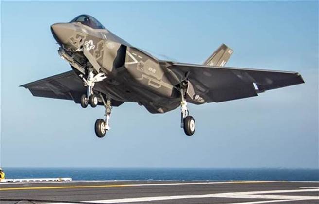 1架F-35C隱形戰機準備降落美國海軍「卡爾文森」號（USS Carl Vinson，CVN-70）航母的資料畫面。（美國海軍）