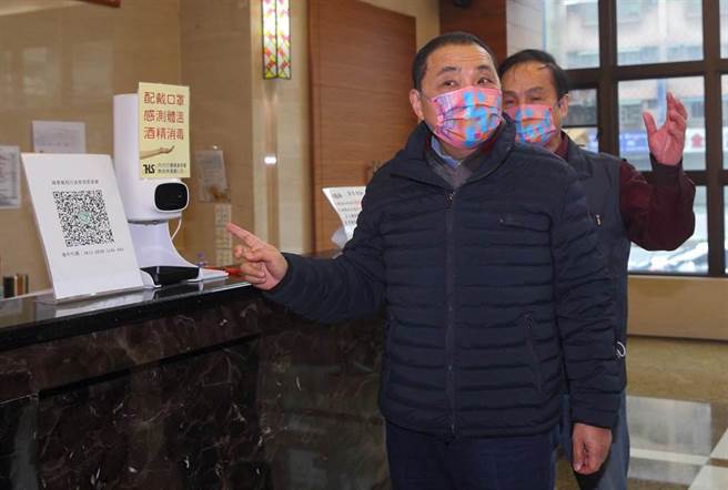 圖為新北市長侯友宜（中）5日在新莊視察社區防疫情形時表示，檢疫時間要不要縮短，中央有中央的權限，最重要的要看全球疫情的變化，要看國內外疫情的未來發展。（中時資料照，張鎧乙攝）