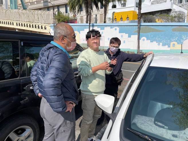 楠梓警方侦办诈骗案，到义大停车场逮捕张姓男车手。（翻摄照片／林瑞益高雄传真）