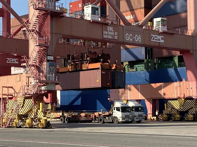 高雄港新增多起新冠肺炎确诊案例，其中一名引水人（案19244）5度通知PCR筛检未到，遭高雄市政府及交通部航港局各开罚30万与20万元。（资料照，陈佑诚摄）