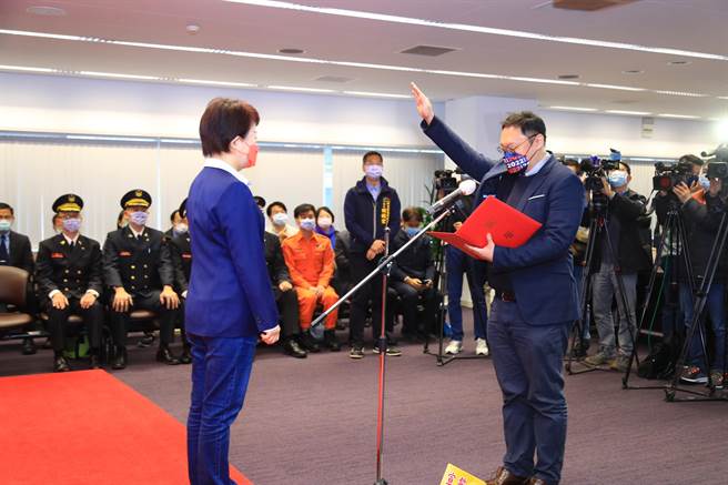 台中市长卢秀燕8日在市政会议举行新闻局长郑照新布达典礼。（卢金足摄）