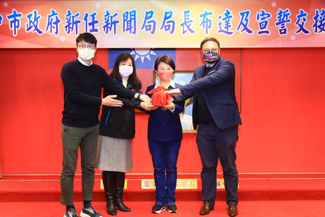 台中市长卢秀燕（左三）8日布达新任新闻局长由资深媒体人郑照新（右）接任，原新闻局长黄国玮调任市府有给职顾问兼任市府发言人（左）。（卢金足摄）