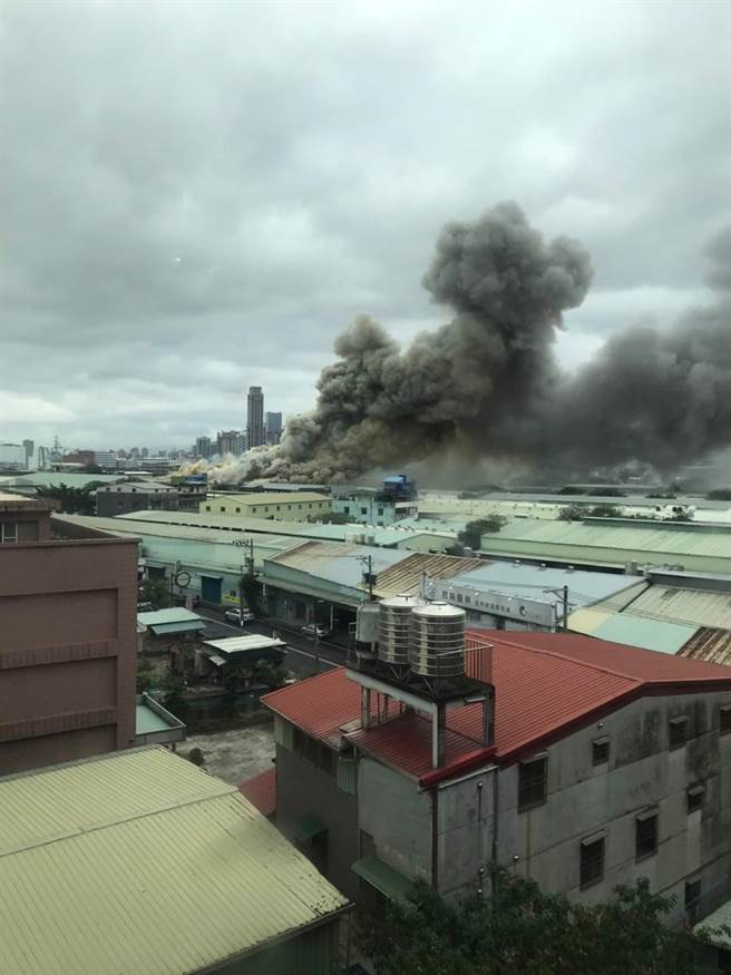 泰山家具展售场传火警 现场窜浓烟全面燃烧 （翻摄自脸书社团ㄨㄚ是泰山人／新北报导）