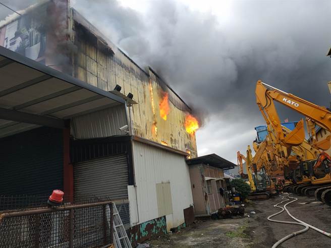 新北市泰山区新五路一段今（8）上午9时发生1间家俱展示贩售场因不明原因发生火警，大量惊悚的浓烟窜天，连新庄地区的民眾都能看到。（消防局提供）