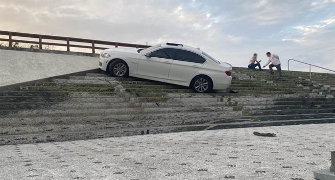 一部自小客车7日行经茄萣区滨海公路因未减速，衝向路旁的海堤阶梯。（翻摄照片／林瑞益高雄传真）