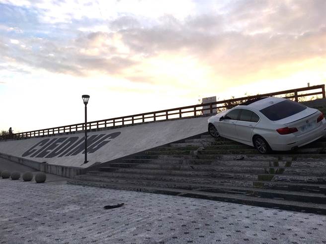 一部自小客车7日行经茄萣区滨海公路因未减速，衝向路旁的海堤阶梯，引起网友热议。（翻摄照片／林瑞益高雄传真）