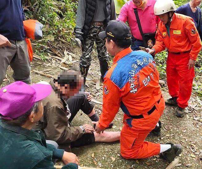 台中市警局雾峰分局雾峰派出所及雾峰消防分队、台中市山海屯救援协会、坑口里守望相助队，7日下午终于在近桐林山区的产业道路，找到失踪40多小时的廖翁。（雾峰分局提供／黄国峰台中传真）