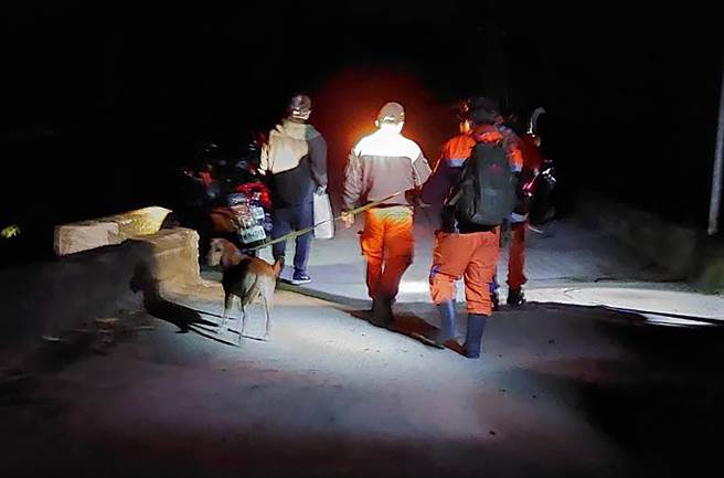 廖姓老翁失踪40多小时，台中市山海屯救援协会出动搜救犬，彻夜搜索。（台中市山海屯救援协会提供／黄国峰台中传真）