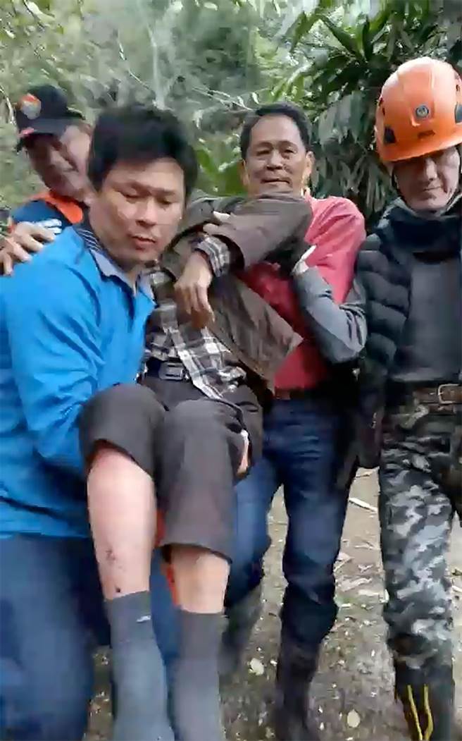 搜救人员发现老翁时，老翁意识清楚、双脚受伤，于是合力将他抬上车。（台中市山海屯救援协会提供／黄国峰台中传真）