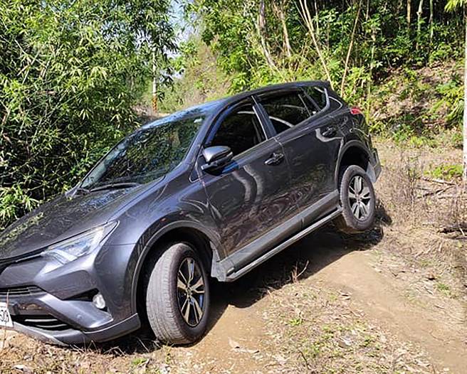 廖姓老翁的休旅车，疑因要掉头，而卡在产业道路上。（台中市山海屯救援协会提供／黄国峰台中传真）