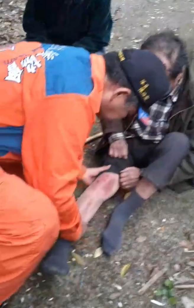搜救人员发现老翁时，老翁意识清楚、双脚受伤。（台中市山海屯救援协会提供／黄国峰台中传真）
