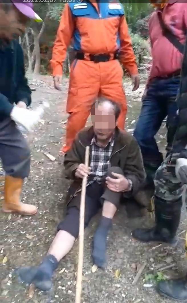 搜救人员发现老翁时，老翁意识清楚、双脚受伤，并递上水给他止渴。（台中市山海屯救援协会提供／黄国峰台中传真）