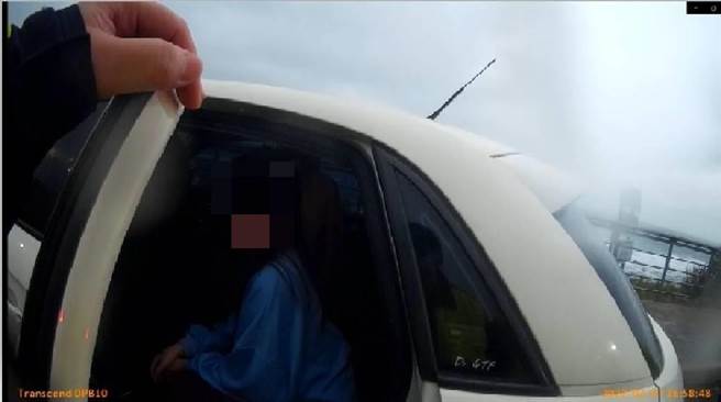 金山分局员警及时寻获疑欲寻短女子。（警方提供）