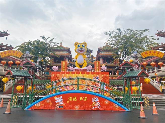 花莲县胜安宫受疫情影响，已连续2年停办灯谜晚会活动，不过仍欢迎民眾在元宵节参观虎年主题灯。（罗亦晽摄）