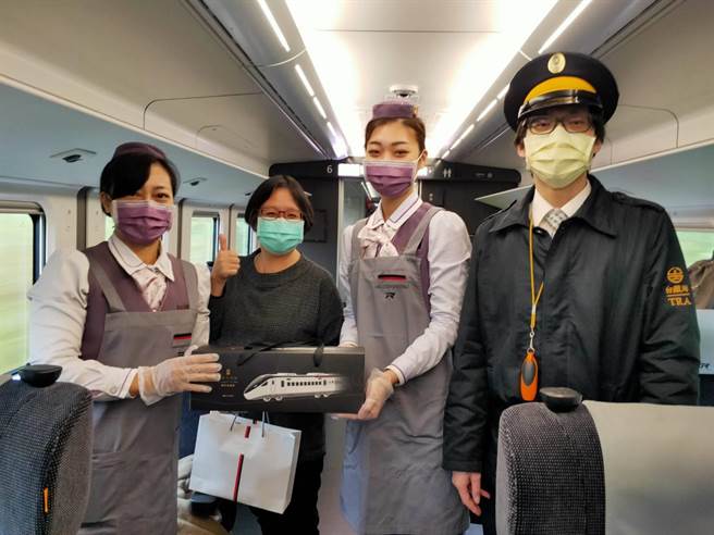台铁最新的EMU3000型城际列车首创商务车厢「腾云座舱」，今日产生第1万名乘客（左2）。★中时新闻网关心您：喝酒过量，有碍健康！★中时新闻网提醒您：酒后不开车，安全有保障（台铁提供／陈佑诚传真）