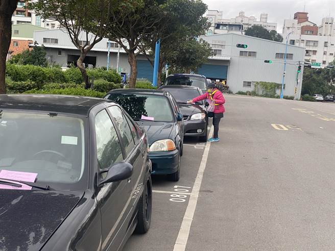 林口区、八里区、汐止区与石碇区等4区、8条路段共256格路边公有停车位，自15日起将纳入收费管理。（新北市交通局提供）