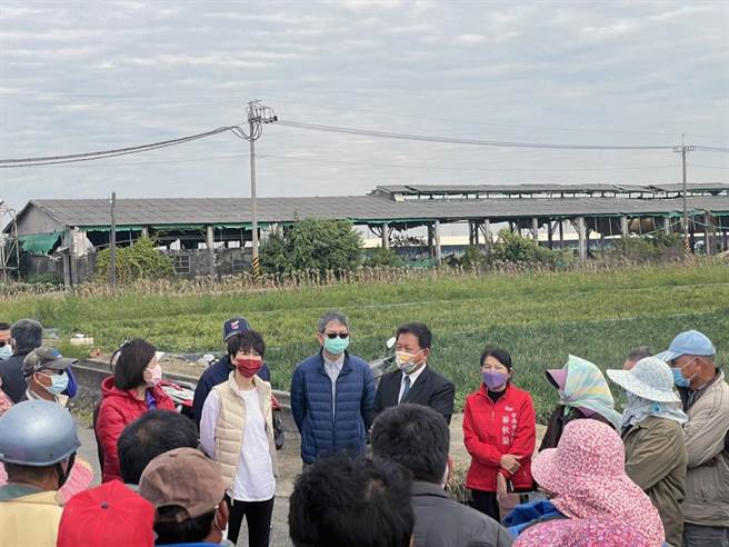 红葱头价格崩跌，台南市议长郭信良偕同立委陈亭妃及农粮署南区分署长黄怡仁等人前往产地现勘。（市议会提供／洪荣志台南传真）