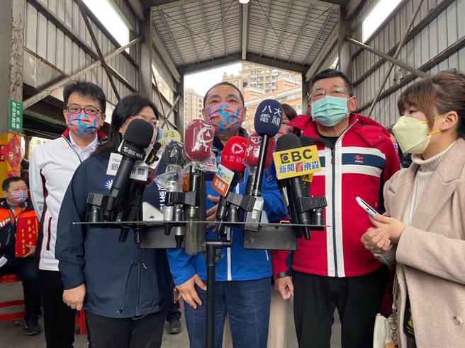 新北市長侯友宜今（8日）表示，阻絕於境外可以滾動檢討，但是絕對不要輕忽，只有擋在境外、境內才會安全。（葉書宏攝）