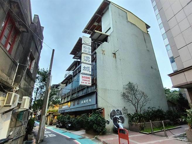 （条通知名的汉城餐厅，已被建商整栋买下。图／台湾房屋提供）