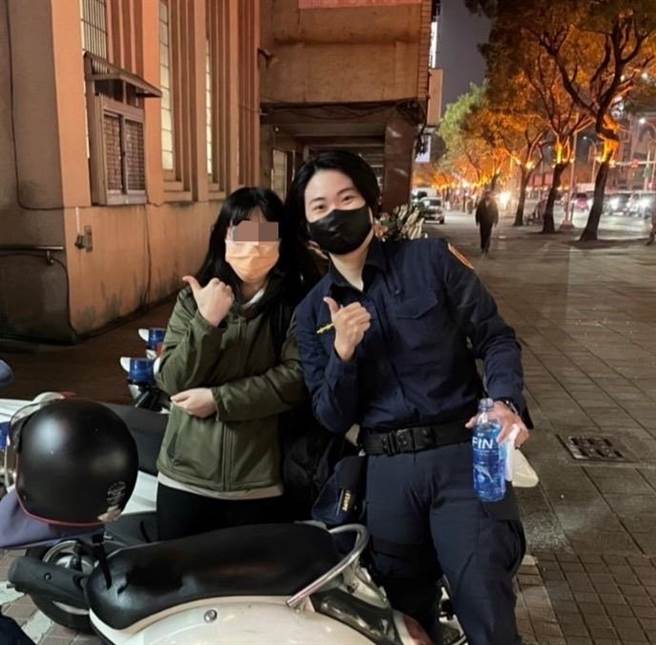 高市1名21歲的陳姓女大生因機車忘了加油，半路熄火，新興分局中山路派出所女警林玉雯發現端倪，幫買汽油加油後，順利讓女大生返家。（翻攝照片／石秀華高雄傳真）