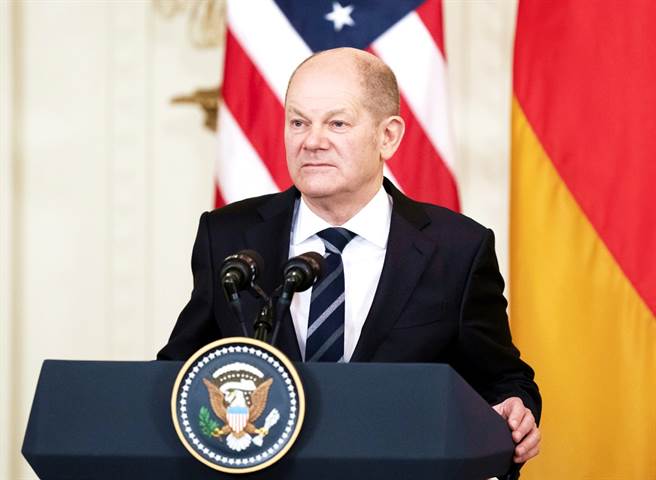 美国总统拜登7日表示，若俄罗斯入侵乌克兰，将切断北溪天然气2号管线（Nord Stream 2）。不过德国总理萧兹不愿表态，被记者追问时还被拍到翻白眼。（图／美联社）