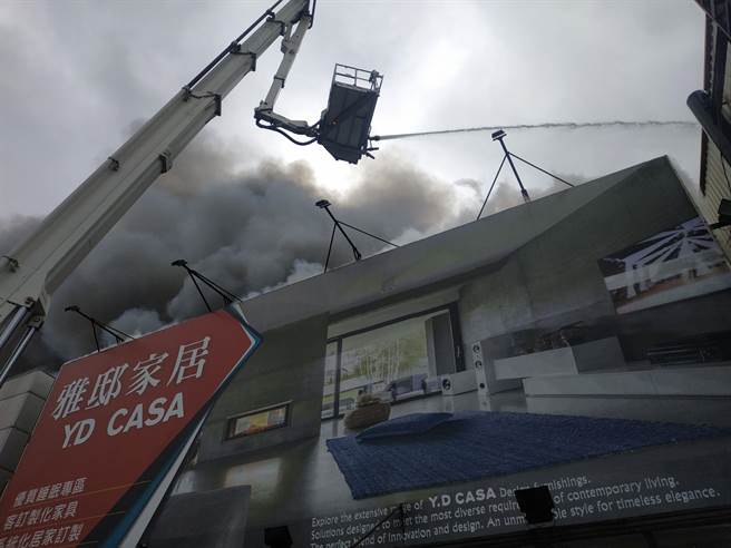新北市泰山區新五路一段今（8）上午9時發生1間傢俱展示販售場因不明原因發生火警，大量驚悚的濃煙竄天，連新莊地區的民眾都能看到。（消防局提供）