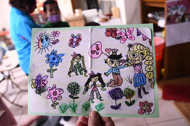 花莲县吉安乡立幼儿园的幼儿们在新春期间，化身「祝福小天使」，将亲手绘制的卡片送给弱势孩童，在新的一年，温暖他们的心。（吉安乡公所提供／罗亦晽花莲传真）