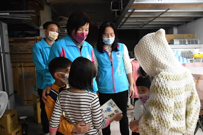花莲县吉安乡立幼儿园的幼儿们在新春期间，化身「祝福小天使」，将亲手绘制的卡片送给弱势孩童，在新的一年，温暖他们的心。（吉安乡公所提供／罗亦晽花莲传真）
