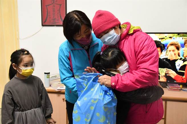 花莲县吉安乡立幼儿园的幼儿们在新春期间，化身「祝福小天使」，将亲手绘制的卡片送给弱势家庭，并主动给予拥抱，温暖他们的心。（吉安乡公所提供／罗亦晽花莲传真）