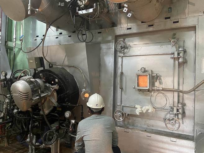 台东焚化厂8日单炉进行试投垃圾。（台东县环保局提供／蔡旻妤台东传真）